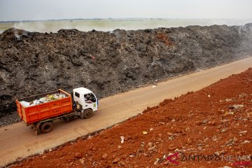 Akibat sejumlah truk rusak, sampah menumpuk di Karawang