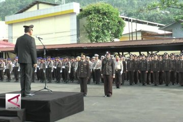 Dua polisi korban konflik oksibil diberi kenaikan pangkat