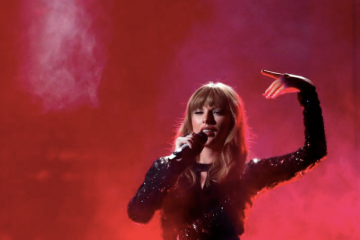 Taylor Swift buka American Music Awards, bungkam soal politik