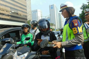 Suami-istri tolak ditilang dan rusak motor sendiri