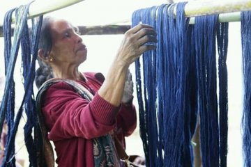 Mengenalkan kembali penenun pada pewarna alami