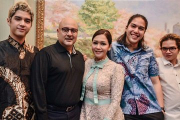 Maia Estianty pamer foto dengan Irwan Mussry dan anak-anaknya