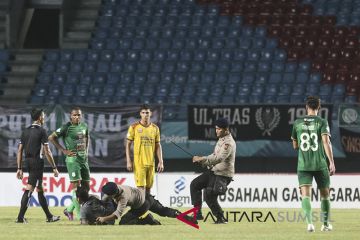 Suporter Masuki Lapangan Pertandingan