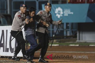 Suporter Masuki Lapangan Pertandingan