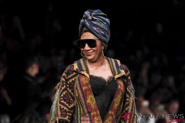 Lenggak-lenggok Menteri Susi di Catwalk JFW