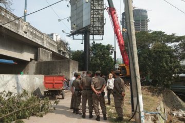 Jaksel segel 16 reklame di Kuningan