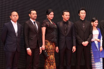 Agni dan Annisa Hertami berbalut batik di karpet merah TIFF