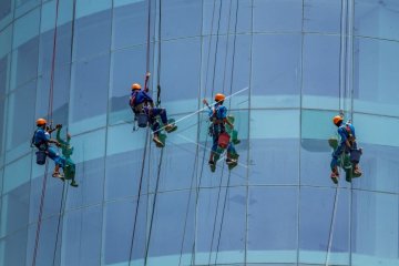 Membersihkan kaca gedung