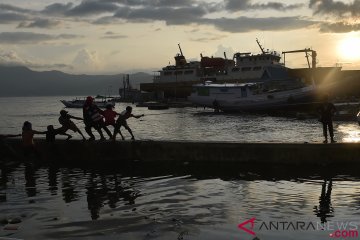 Aktivitas Bongkar Muat di Pelabuhan Wani Donggala