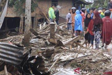 Tanah Datar serahkan bantuan korban banjir bandang