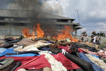 Pemusnahan Tekstil Ilegal di Entikong