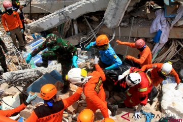 Evakuasi Korban Gempa di Hotel Roa-Roa