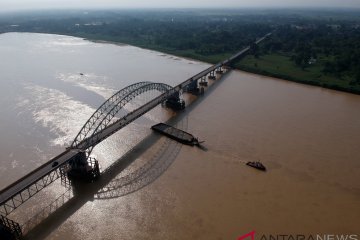 Dua tongkang serempetan di Muara Teweh