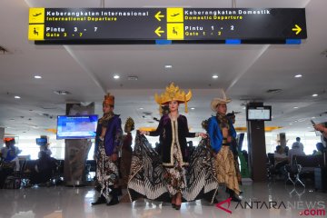 Fashion Show Batik Di Bandara