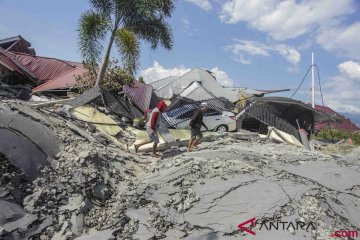 Warga Petobo mencari bekas rumah di antara reruntuhan