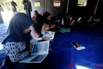 Murid madrasah Palu masih belajar di tenda