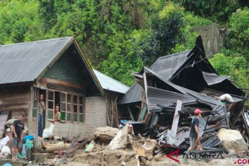 Pengungsi banjir Mandailing Natal kembali ke rumah