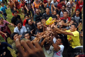 Pembagian Bantuan Dengan Helikopter