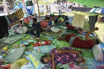 Lapangan Ahmad Kirang Mamuju dipenuhi pengungsi