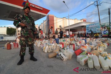 Aparat apresiasi ketertiban masyarakat Palu dalam mengantre