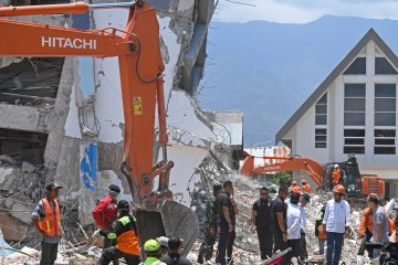Presiden Tinjau Proses Evakuasi Korban Gempa Palu