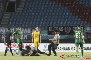 Suporter Masuk Lapangan Saat Pertandingan Sepakbola