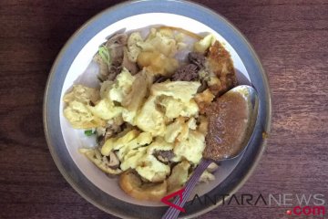 Tiga bubur ayam Bandung ini buka malam hari