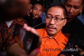 BUPATI CIREBON DITAHAN KPK