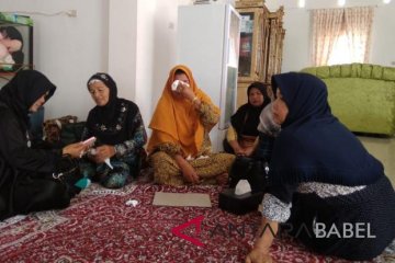 Keluarga korban pesawat jatuh menangis histeris