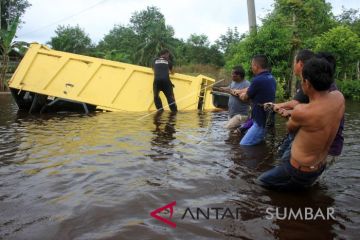 EVAKUASI TRUK TERSERET BANJIR