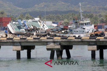 KAPAL DIHEMPAS TSUNAMI