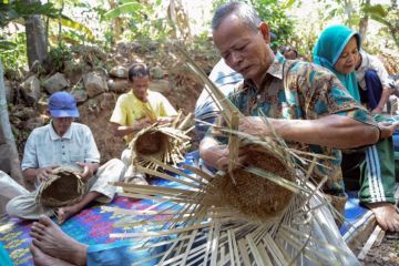 Kerajinan anyaman bambu