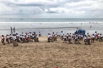 Dua menteri pimpin bersih pantai di Kuta