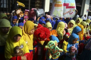 Sumbangan mainan untuk anak-anak korban gempa dan tsunami Sulteng