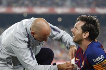 Messi absen tiga pekan karena retak pada lengannya