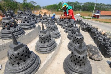Pembangunan miniatur candi Borobudur