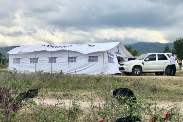 Siswa korban gempa masih belajar di tenda