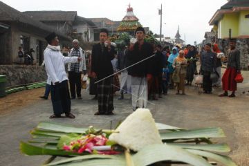 Tradisi saparan di gunung Andhong