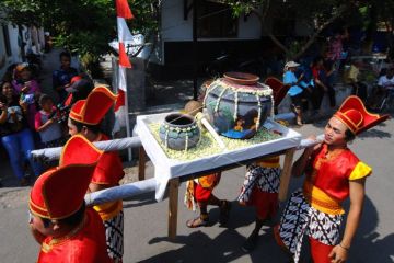 Tradisi syukuran banyu pluneng