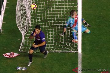 Dua Gol Suarez Menangkan Barcelona