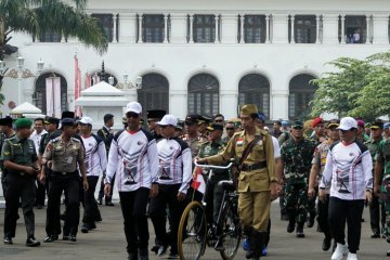 Presiden berdandan ala pejuang kemerdekaan saat "gowes" sepeda