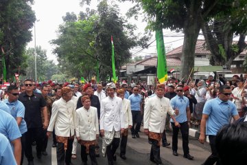 Presiden Jokowi menerima anugerah Pinisepuh Paguyuban Pasundan