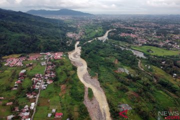 Banjir putuskan jalur Pasaman Barat - Madina, Sumut