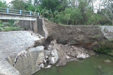 Talut sungai di Selopamioro Bantul ambrol akibat hujan deras