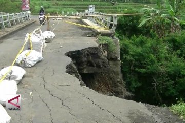 Sandaran jembatan longsor, arus lalu lintas ditutup