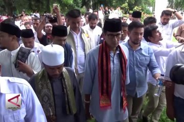 Sandiaga Uno ziarah ke kuburan massal Aceh