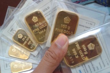 Harga emas perpanjang kenaikan, investor beralih ke aset yang aman