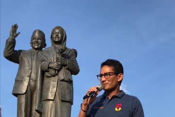 Pesan Cinta Sandiaga Dari Monumen Ainun Habibie