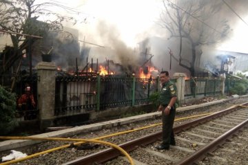 Perjalanan KRL Duri-Tangerang sempat terganggu kebakaran rumah warga di Grogol