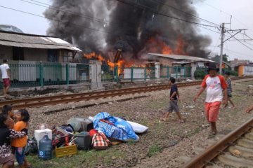 Kebakaran permukiman warga sebabkan KRL Stasiun Angke-Duri terkendala